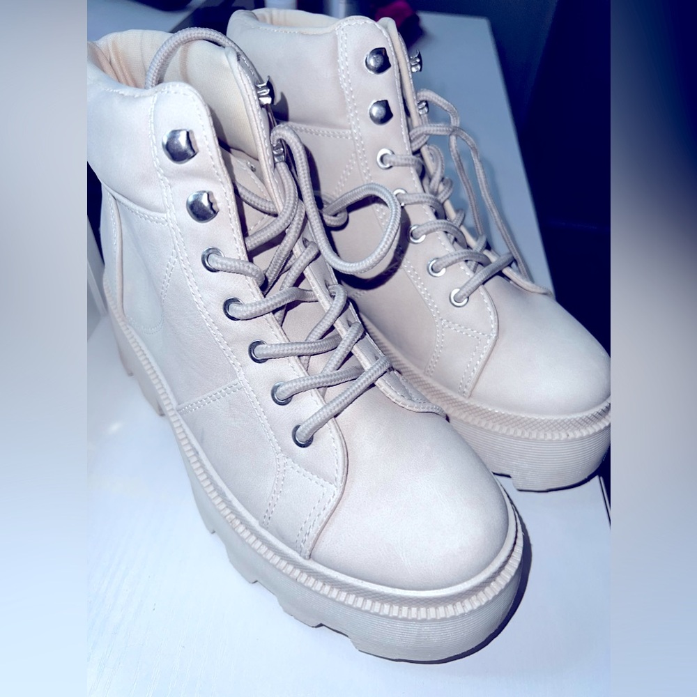 Forever 21 Women Platform Boots - Picture 4 of 4